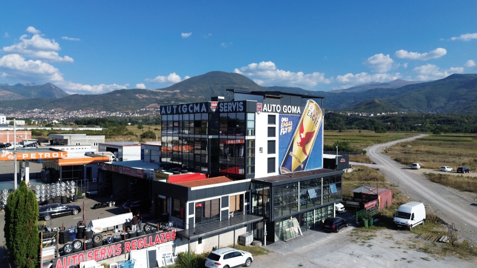 Oborri dhe parkingu i klientëve
